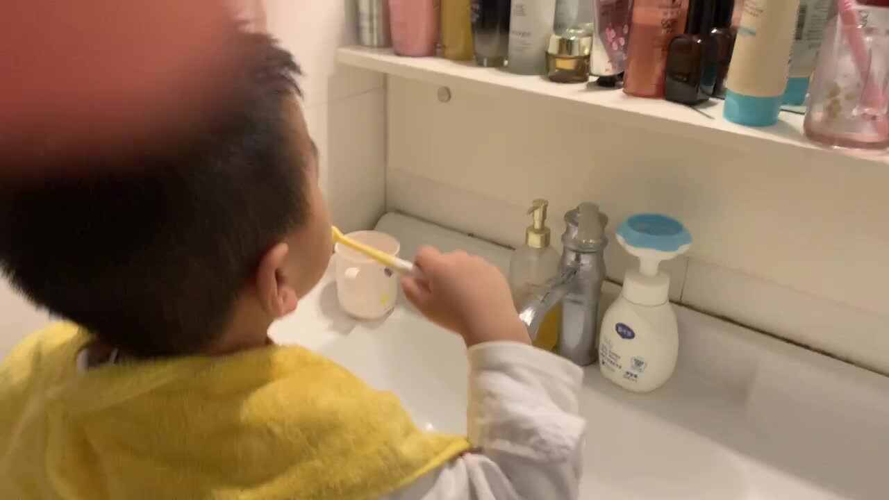 中B班杨育寒练习刷牙