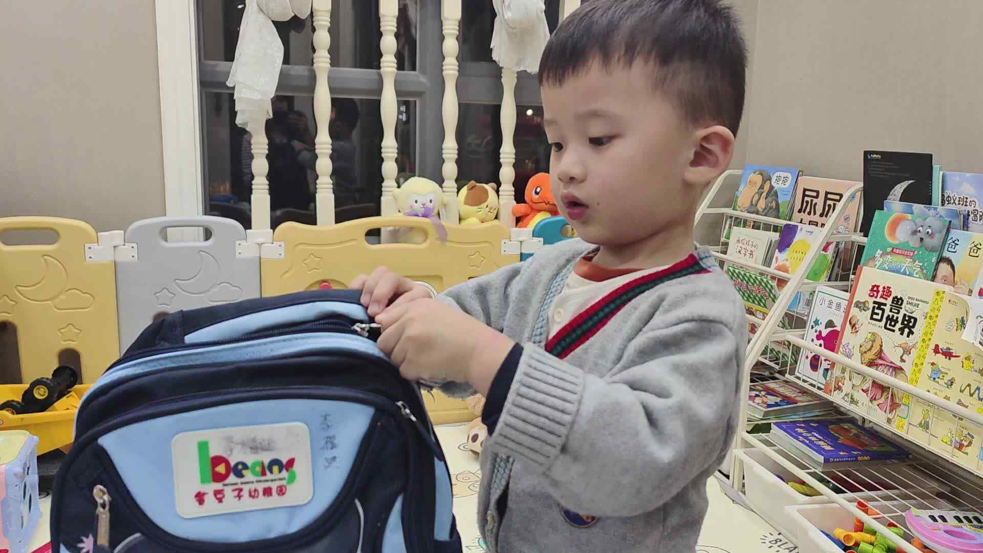 小A班2023.10.24李楷延——生活教育练习拉拉链.mp4
