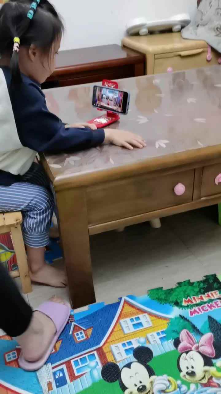 中B班9月28张芷萱观看英文视频《孩子去购物》