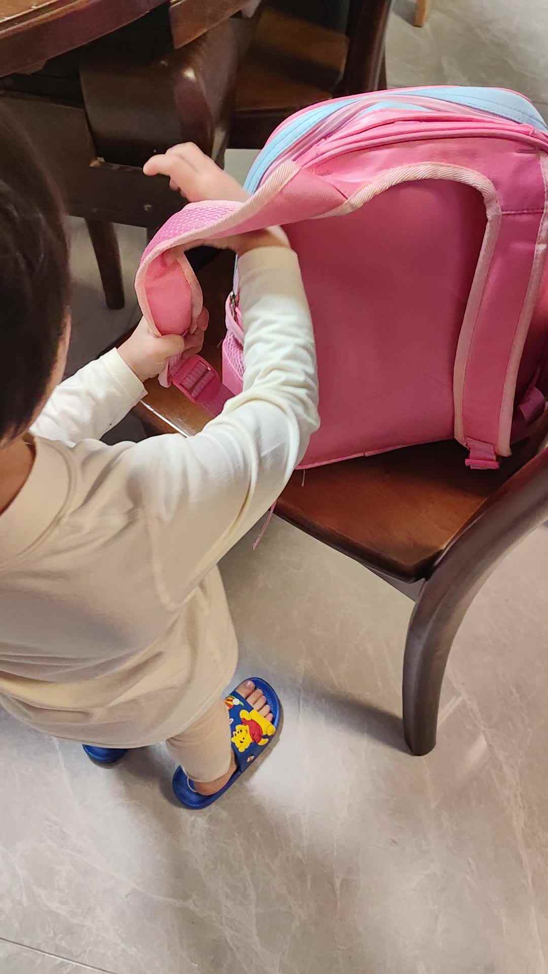 中B班徐子伊练习背书包