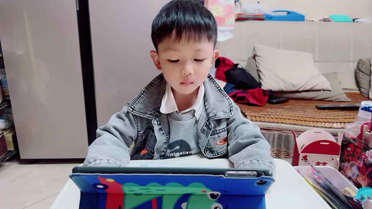 2023.10.14观看英文儿歌《穿上你的鞋》.MOV