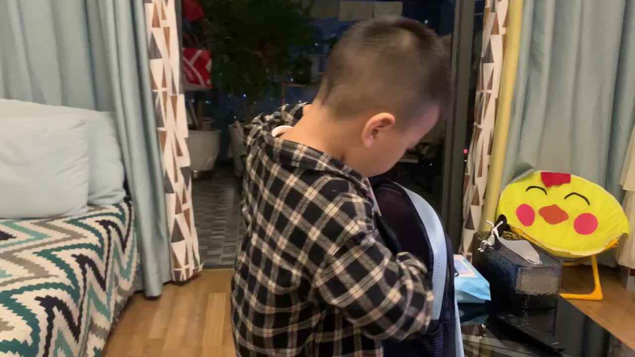 中B班杨育寒练习背书包