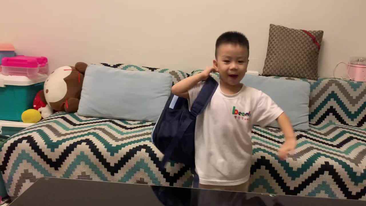 中B班杨育寒练习背书包