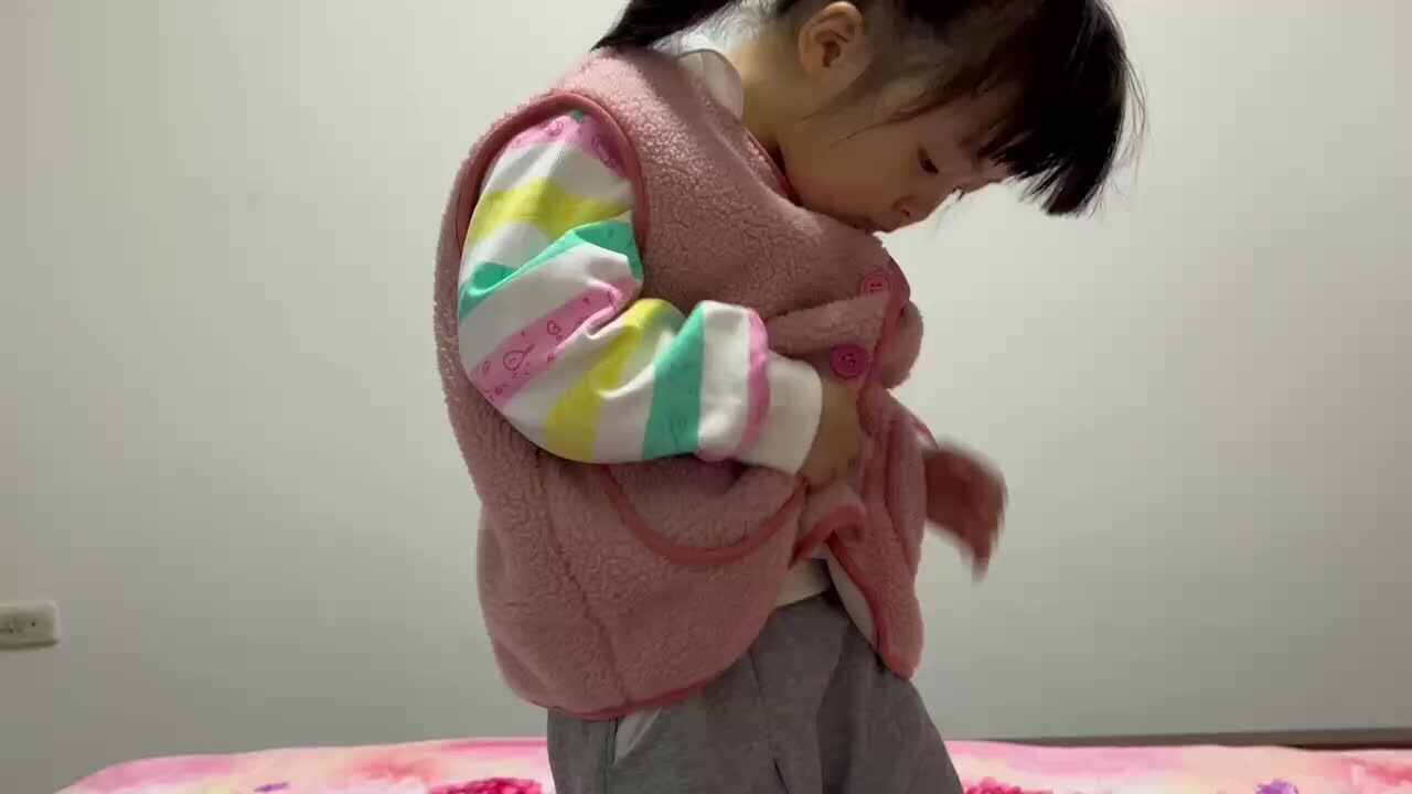 小A班2023.10.31艾琰茹—练习脱外套