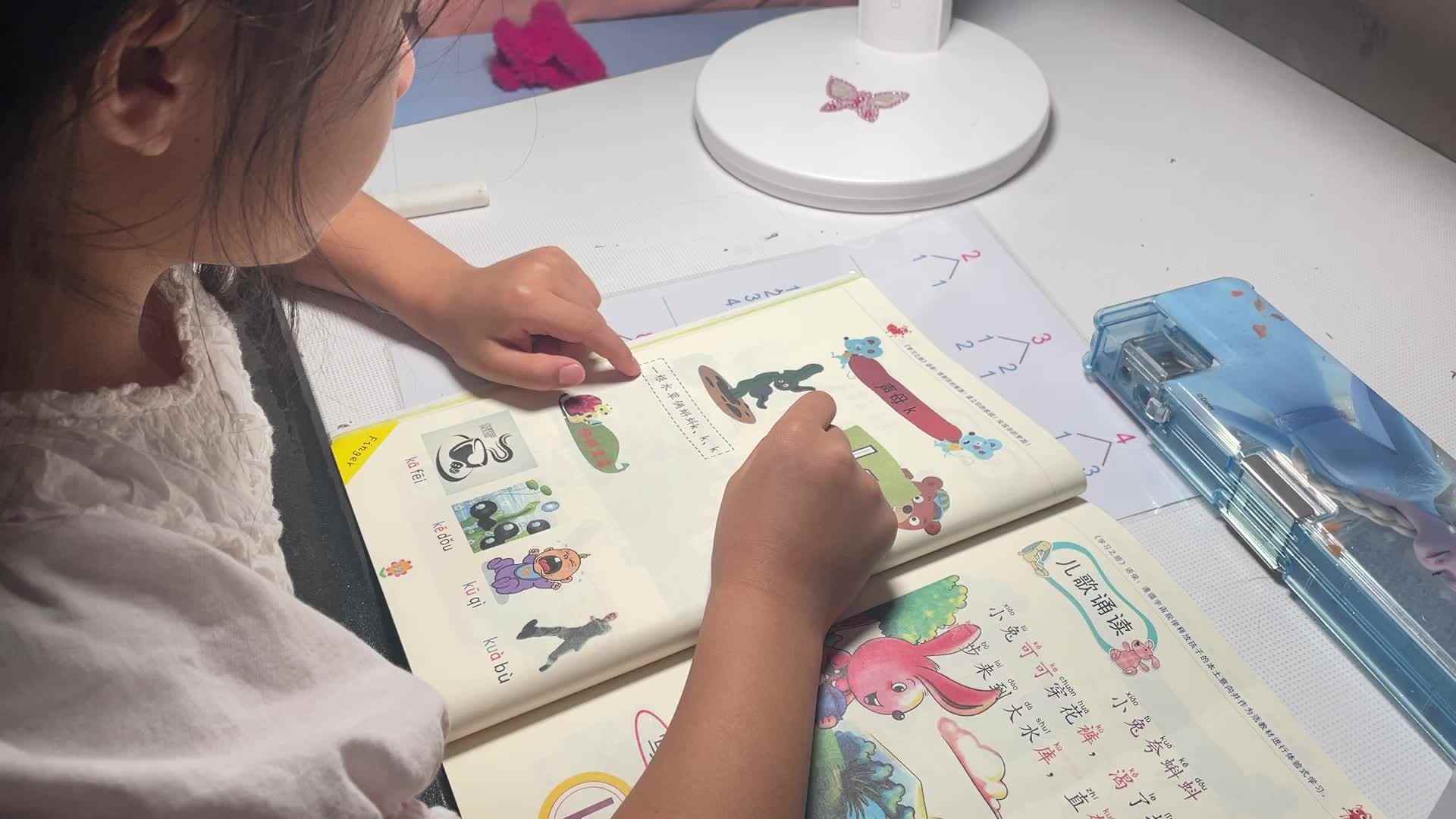 ⁣10.19屠钰婷指读声母k，拼音书第30—31页.mov