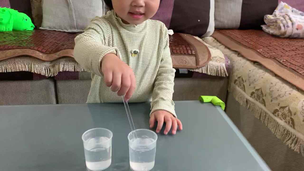 小A班2023.10.7张艺涵科学游戏-调皮的纸.MOV