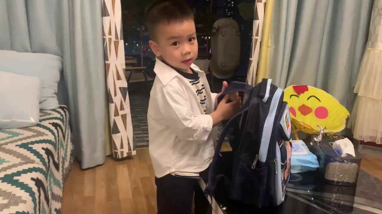 中B班杨育寒练习背书包