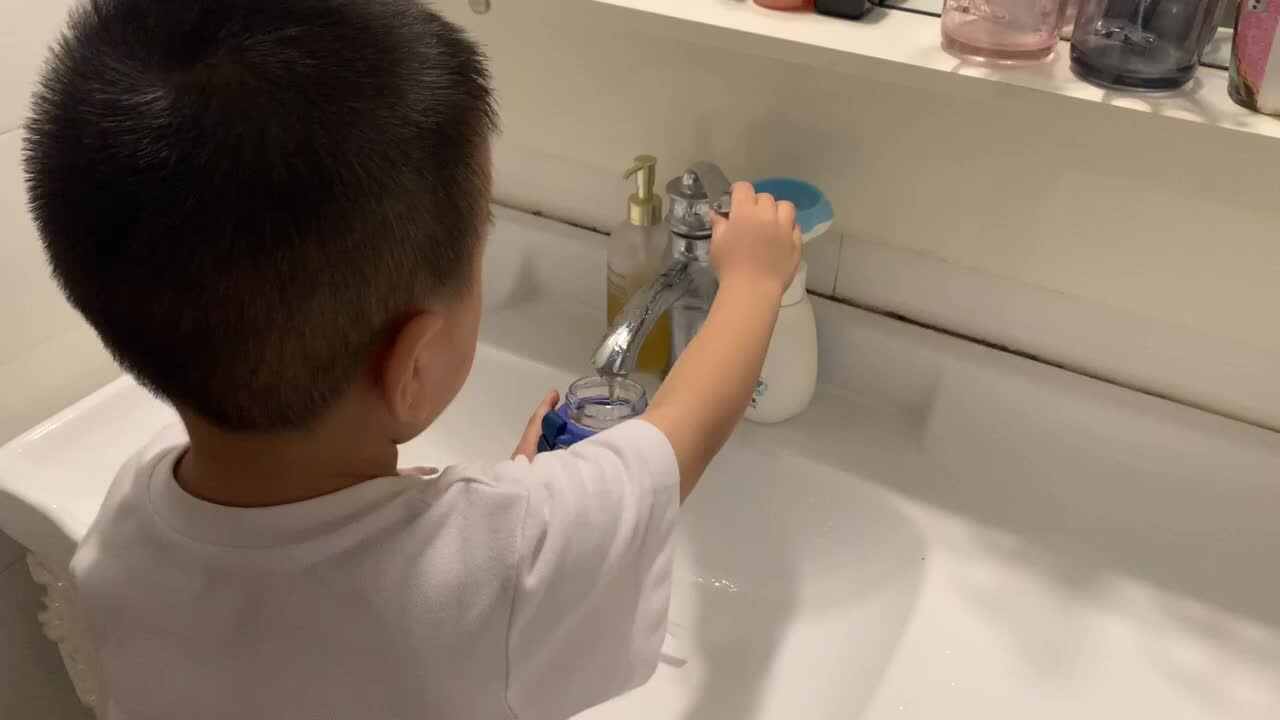 中B班杨育寒清洗水杯