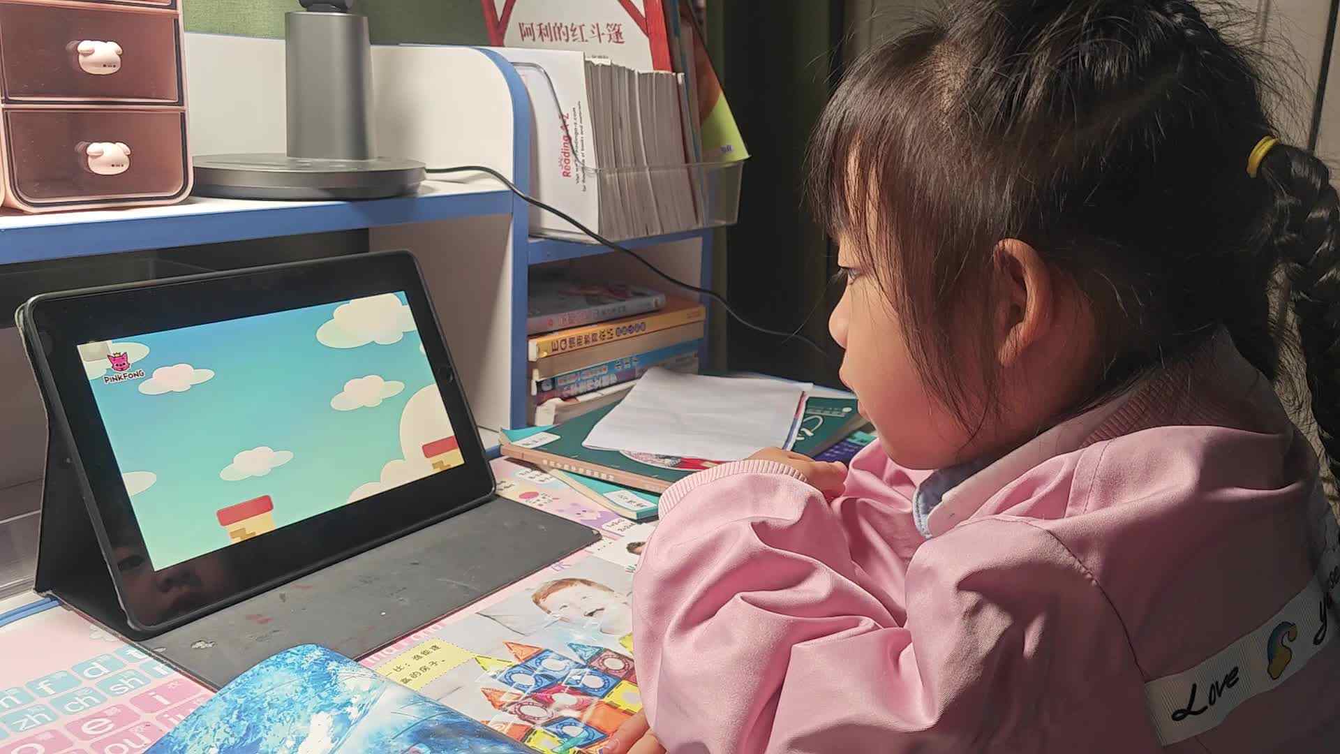 ⁣20231020大B班魏琪珈观看又英文故事《乌丫和狐狸》.mp4