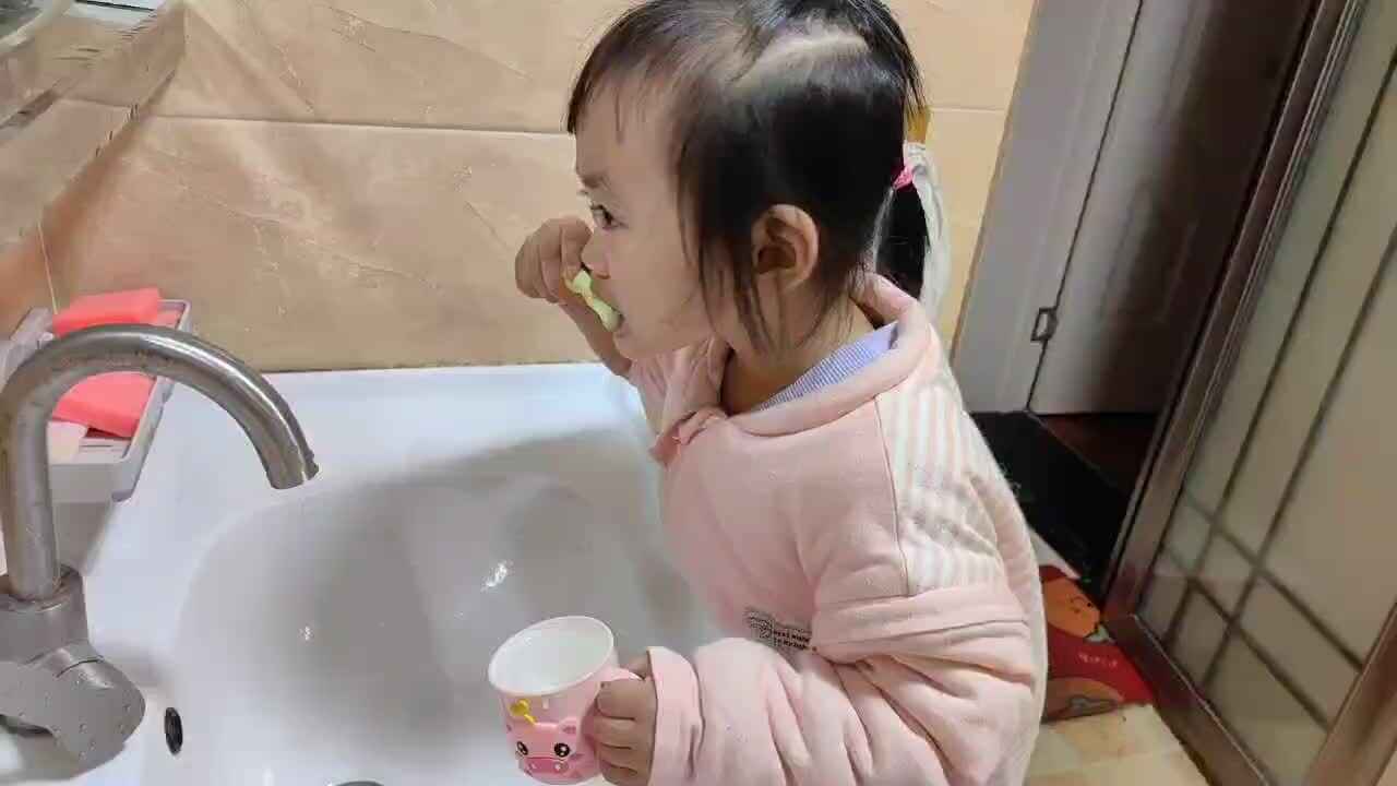 中B班谭诗锜10月31日  刷牙