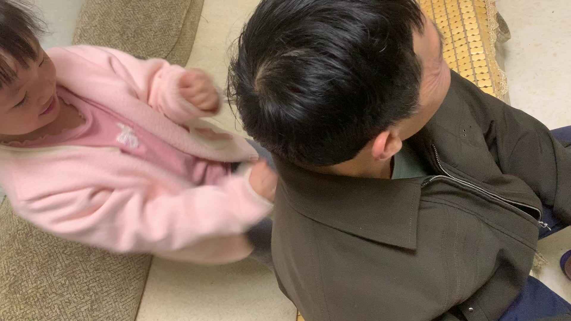 给爷爷按摩 垂肩