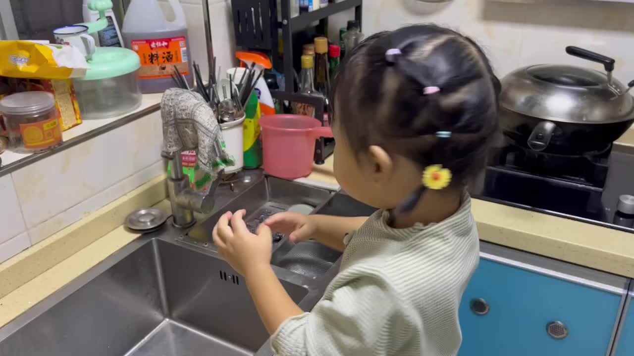小A班2823.10.8张艺涵-挽袖子洗手.MOV