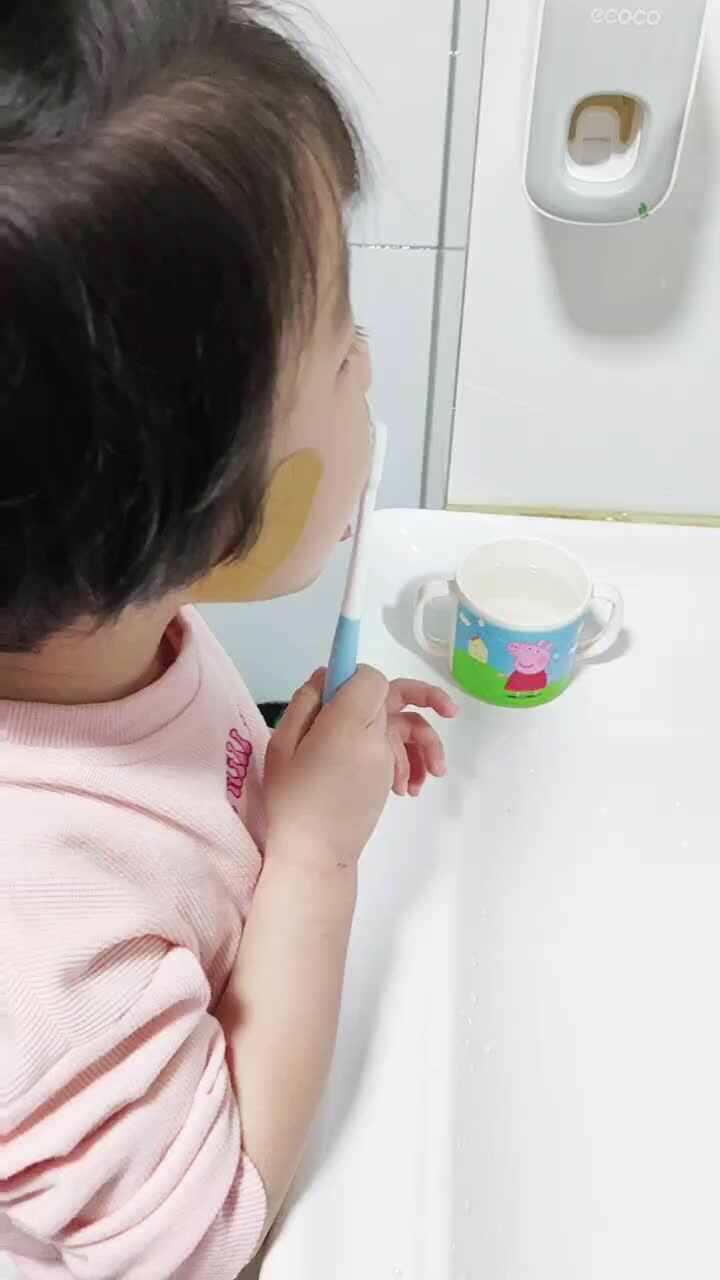 中B班徐子伊练习自己刷牙