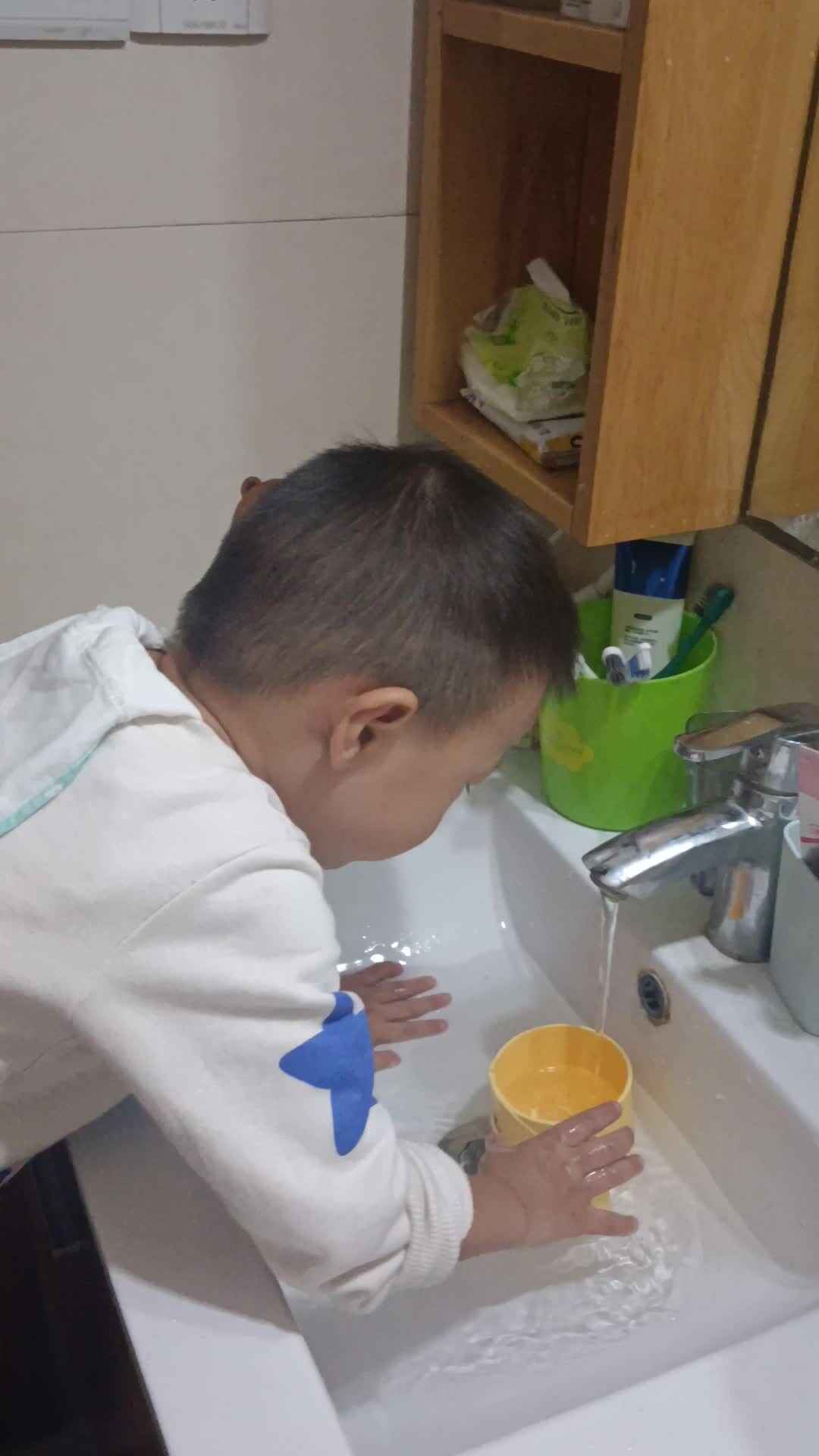 中B班曹芳燊练习洗水杯