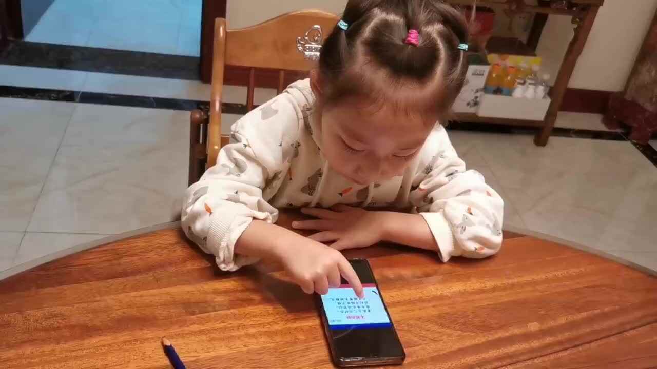 李芊仪朗读儿歌《不劳而获》