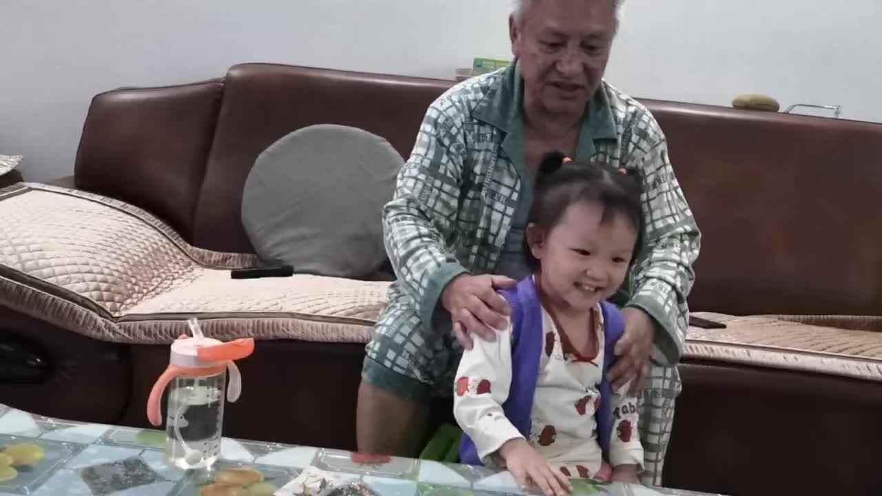 中A班李盈莹  给大人端水