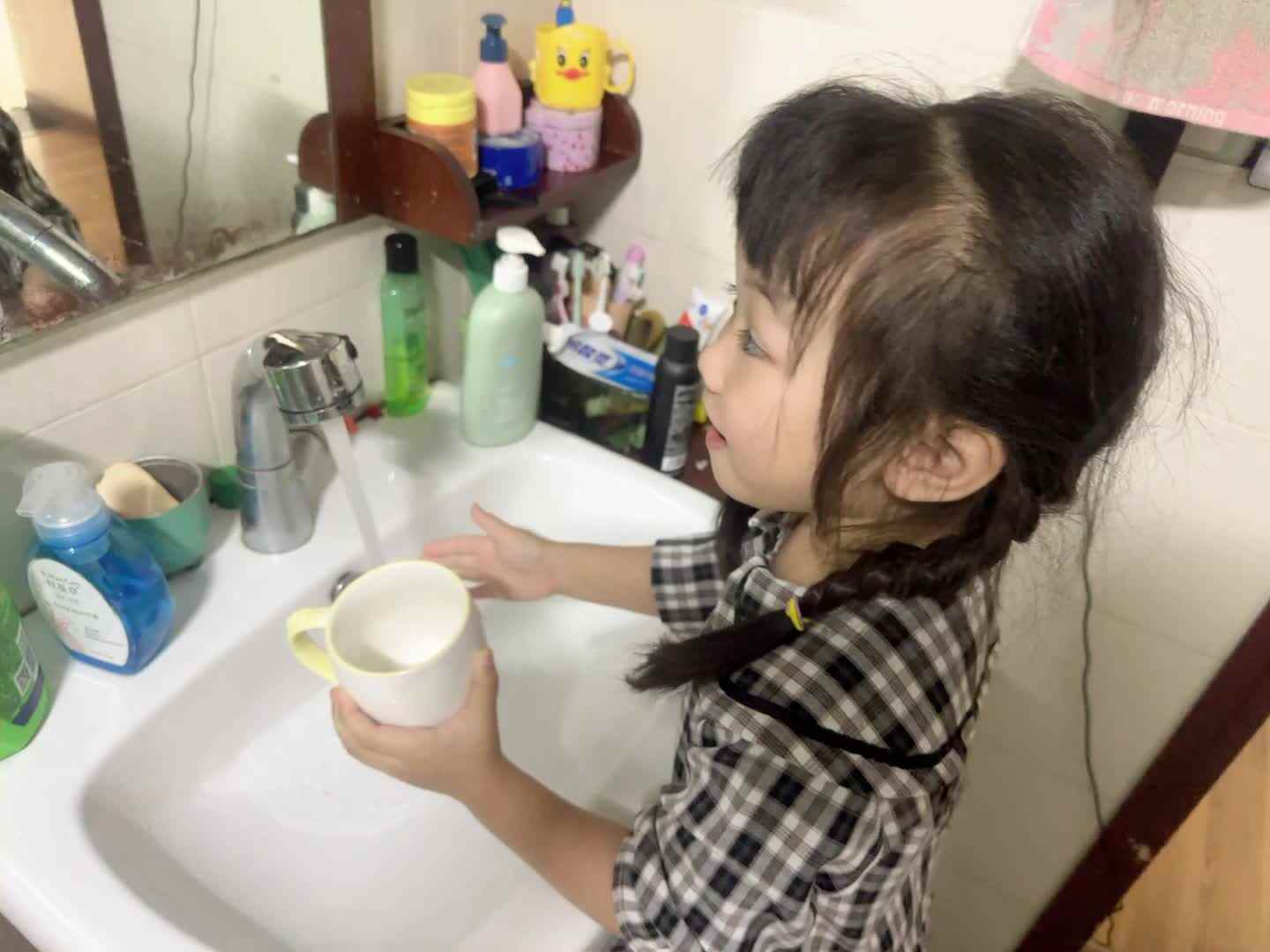 ⁣20231022中B舒琳芯洗杯子