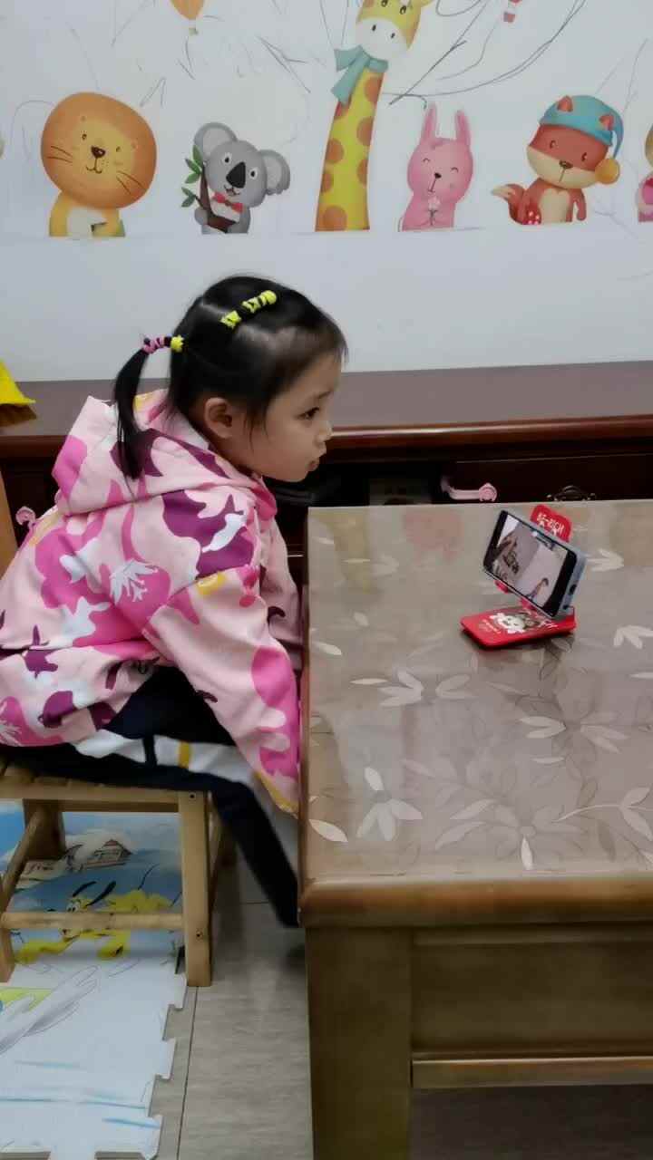 中B班10月27张芷萱观看英文绘本《假如你给老鼠一块曲奇》