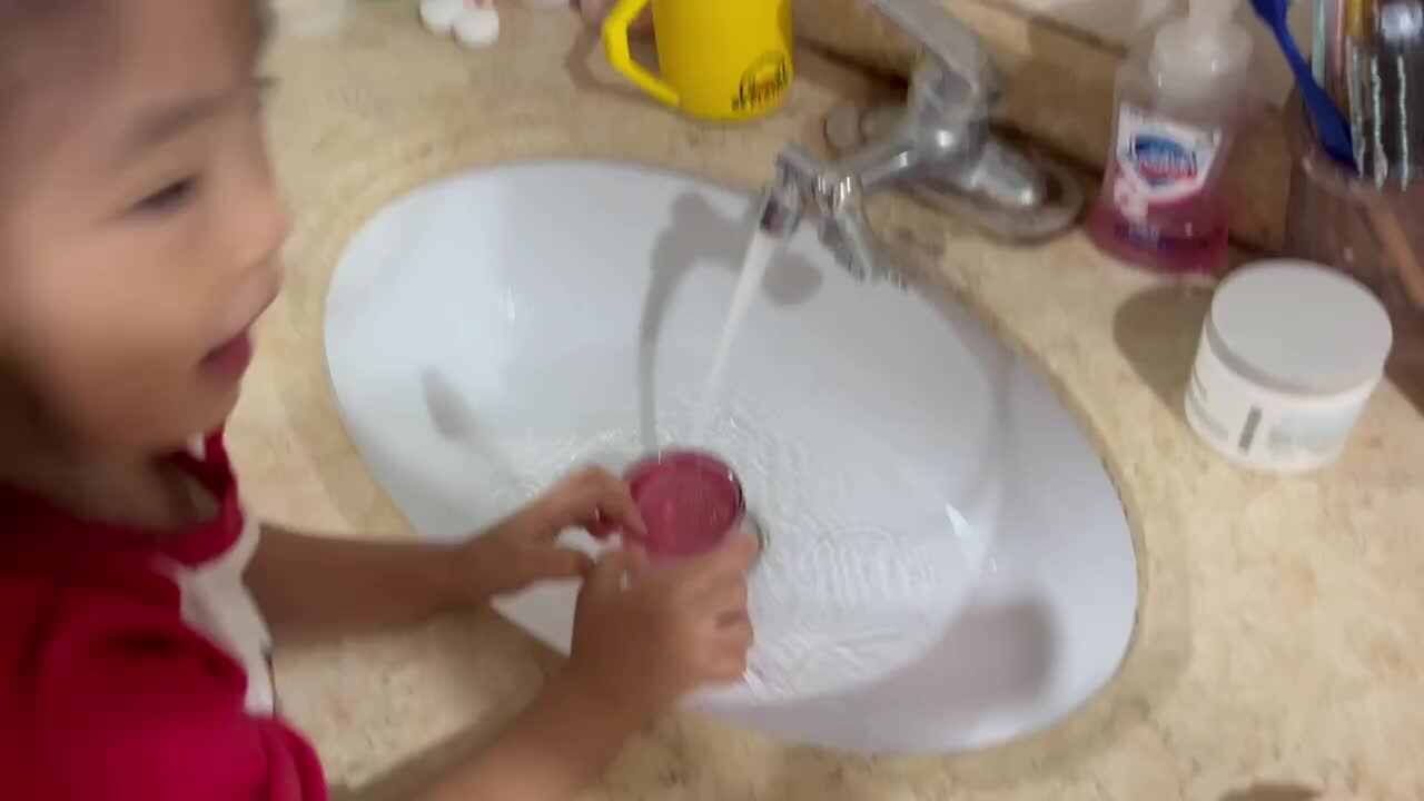 中B班李茵琪练习清洗水杯