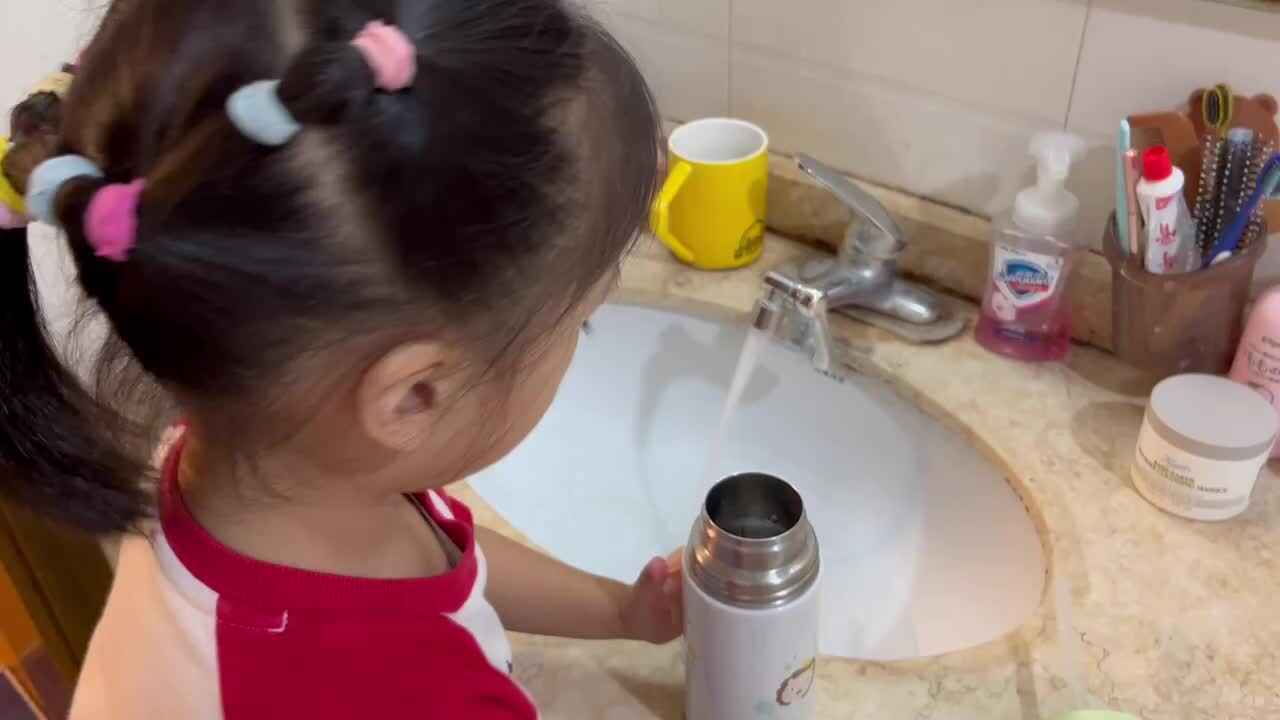 中B班李茵琪练习清洗水杯.MOV