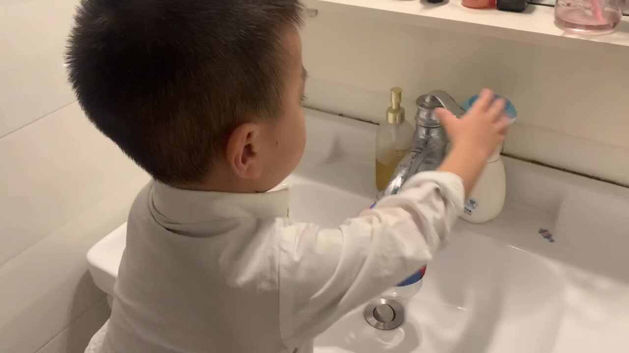 中B班杨育寒清洗水杯