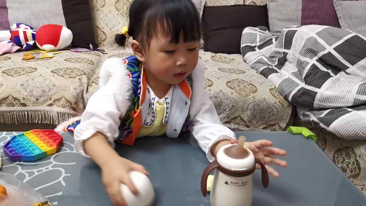 小A班2023.11.22张艺涵-拧瓶盖.mp4