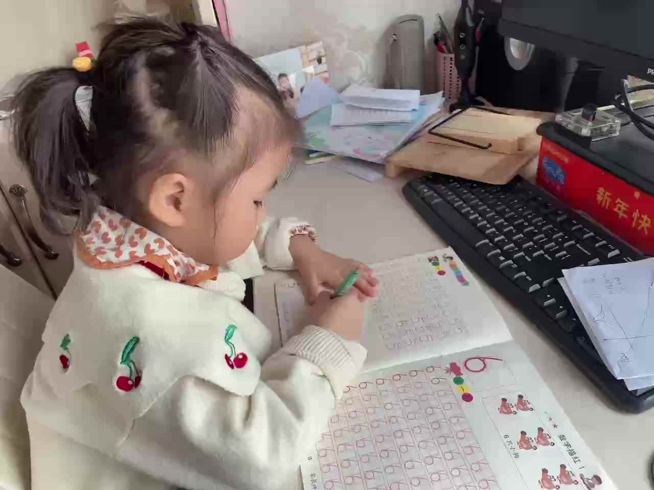 大B班蒲依诺2023.11.11日书写(数字5).MOV