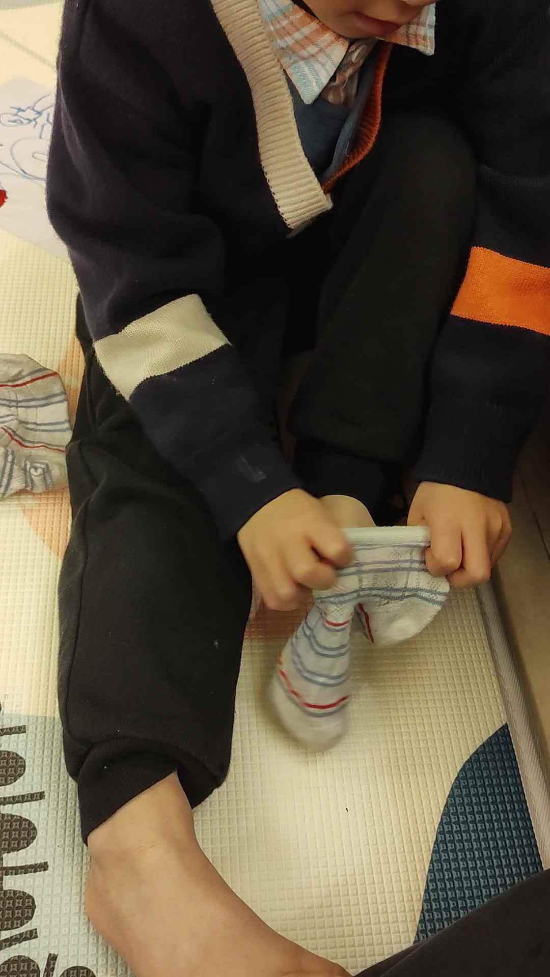 中b班刘倬宇穿袜子练习_20231116_204656.mp4