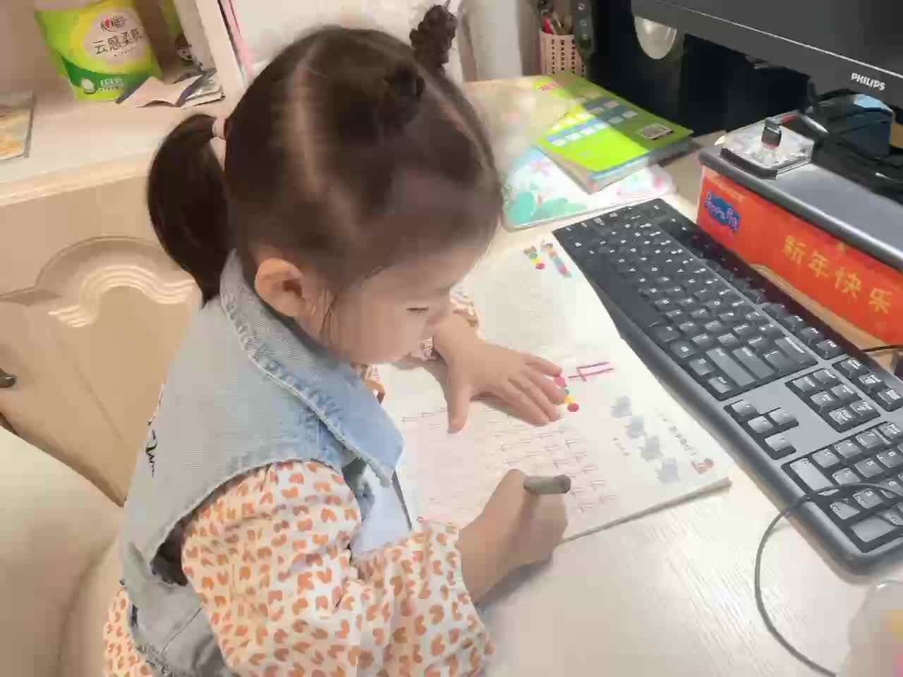 大B班蒲依诺2023.11.1日书写(数字4).MOV