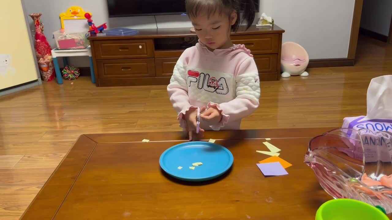 中B班李茵琪练习剪纸.MOV