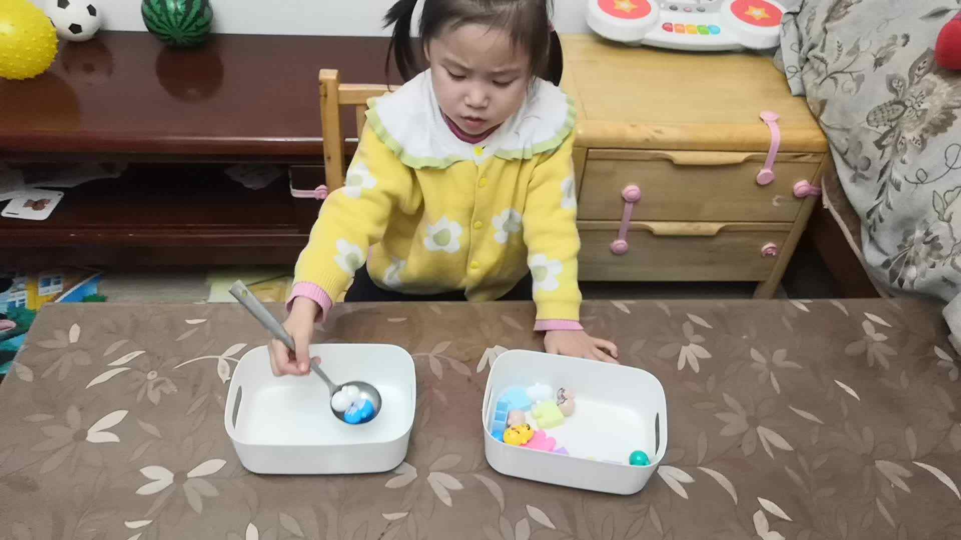 中B班11月22张芷萱练习使用勺子