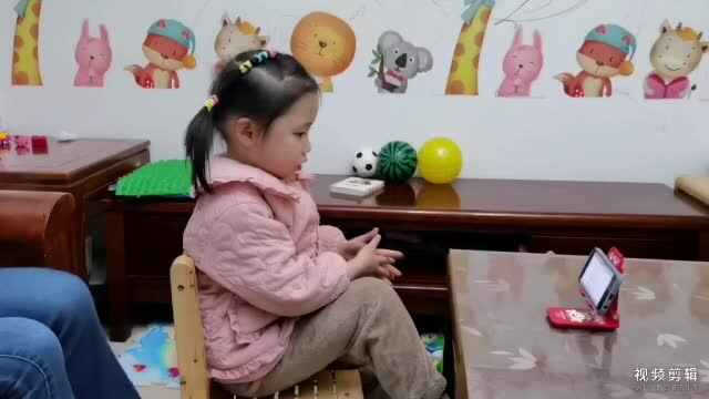 中B班11月17张芷萱观看视频并指读古诗《苔》