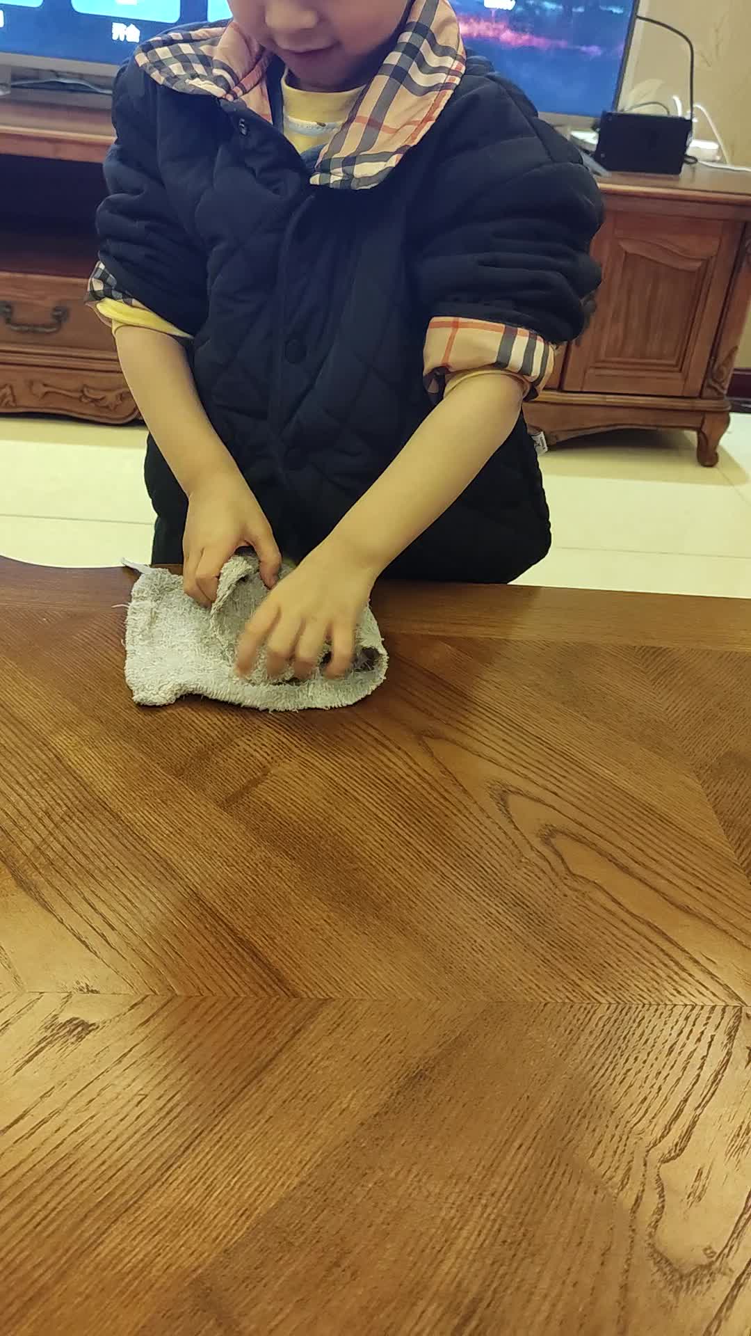 中b班刘倬宇擦桌子VID_20231128_213557.mp4