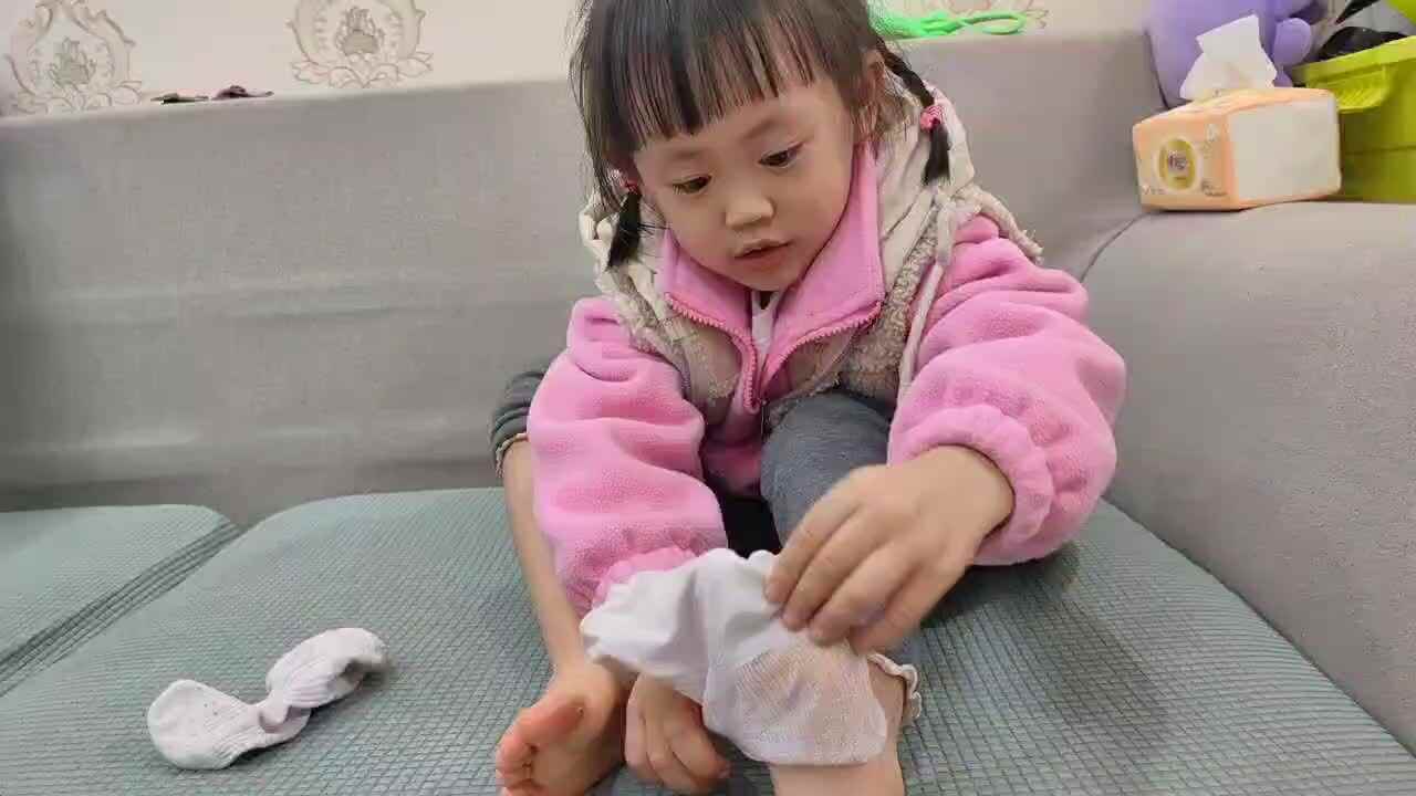 中B班谭诗锜11月19日  练习穿袜子