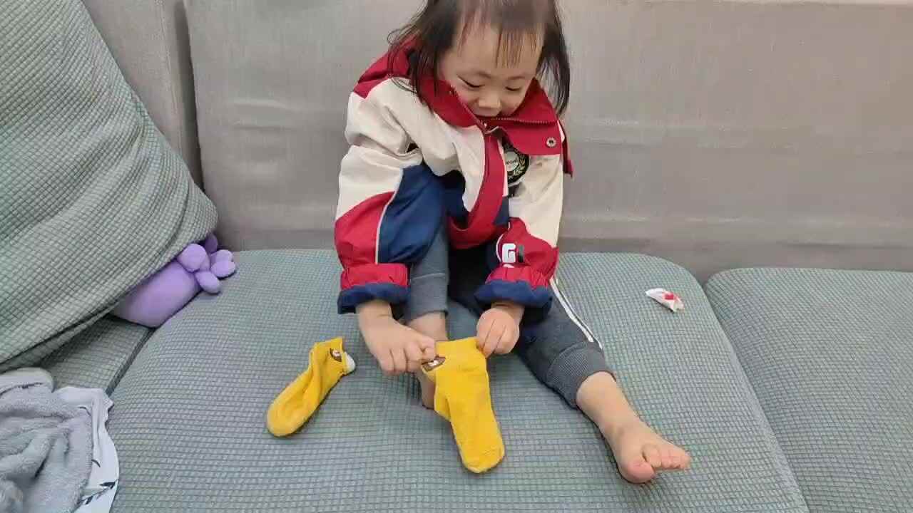 中B班谭诗锜  练习穿袜子