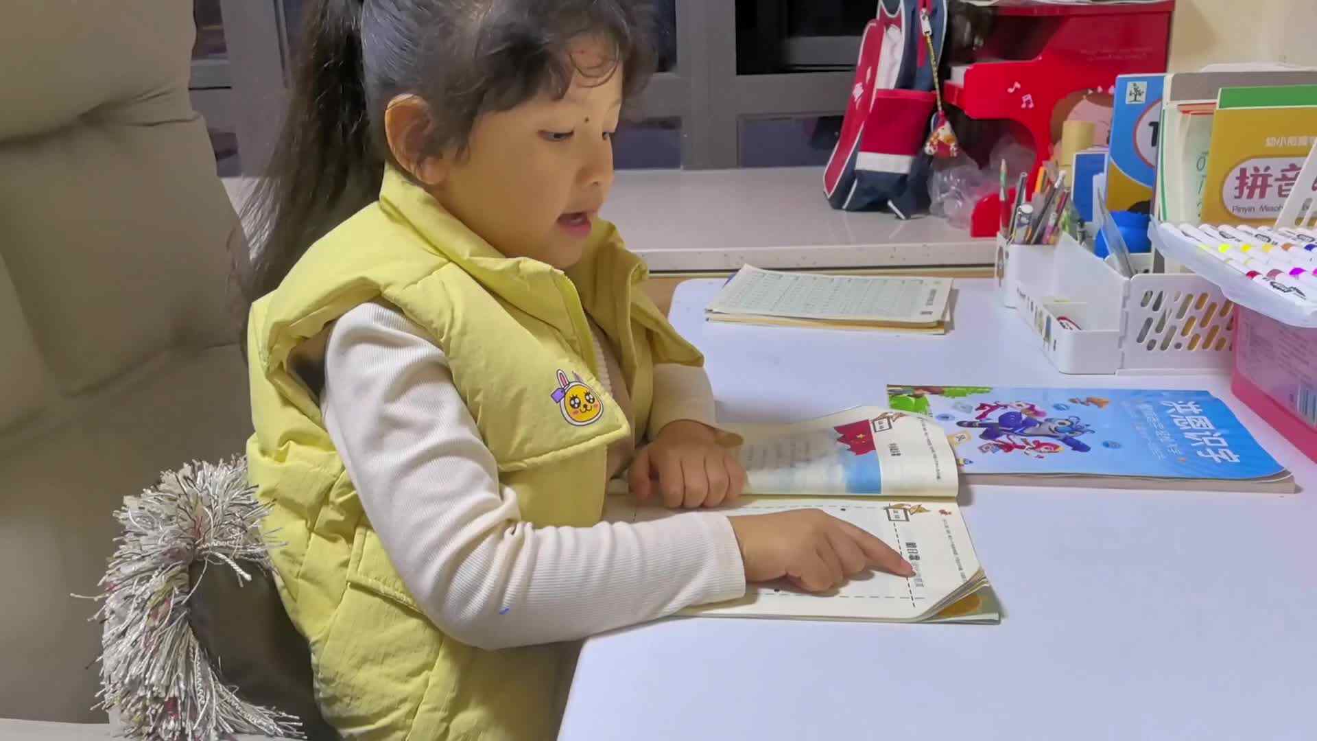 大B班蒋佳欣亲子闯关游戏指读明日歌和穿外套.mp4