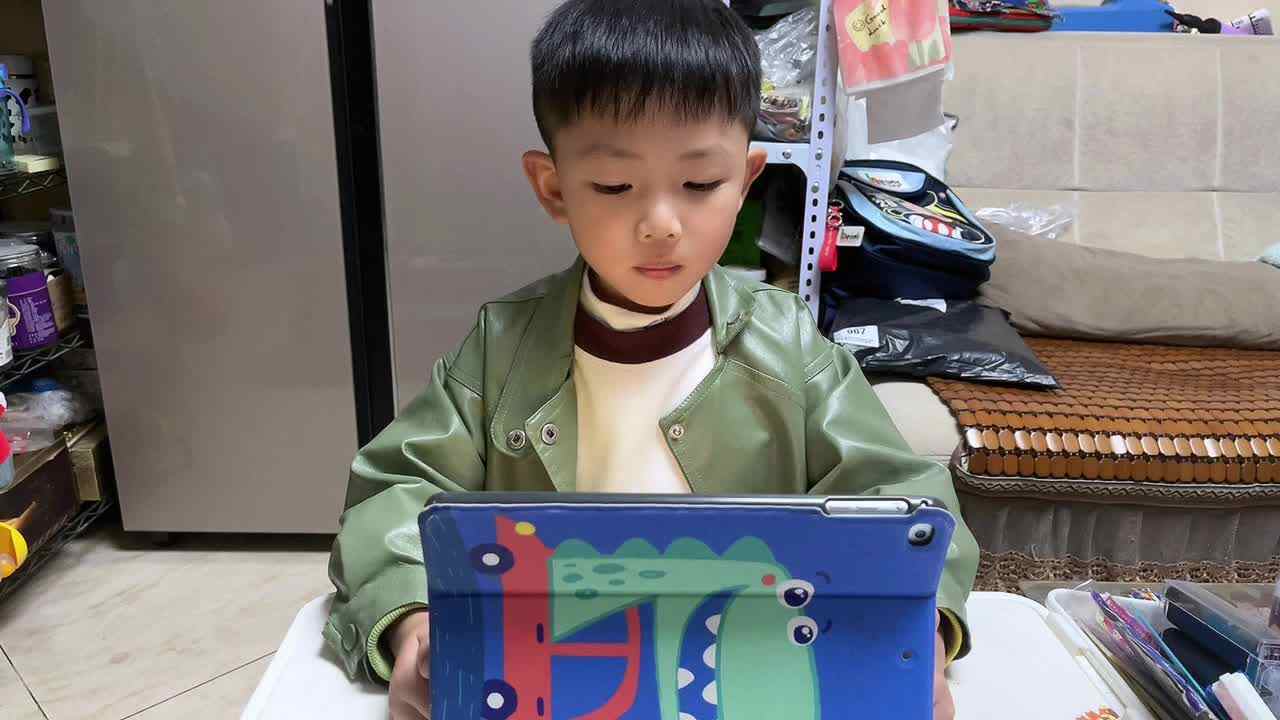 2023.11.1英文视频《At Home》