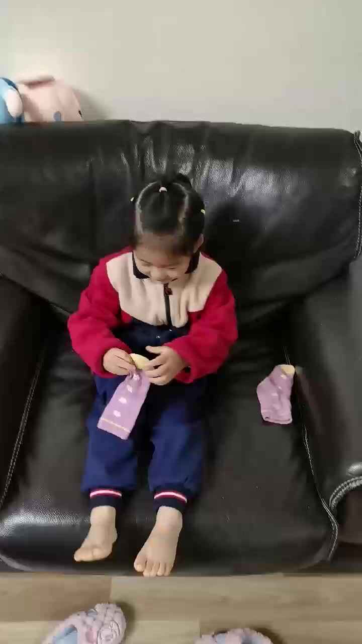 中b班宁汐言练习穿袜子