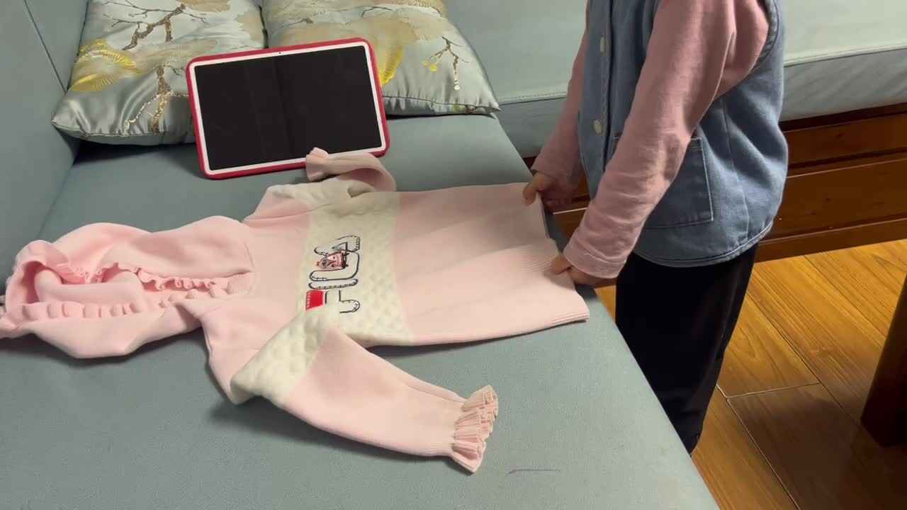 中B班李茵琪练习折叠衣服.MOV