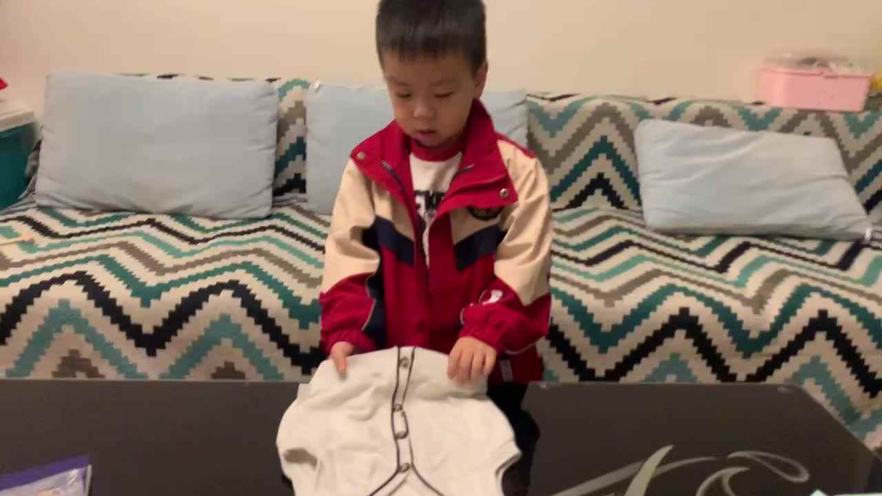 中B班杨育寒练习叠衣服