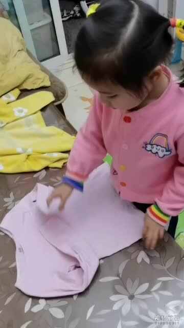 中B班11月9张芷萱折衣服练习