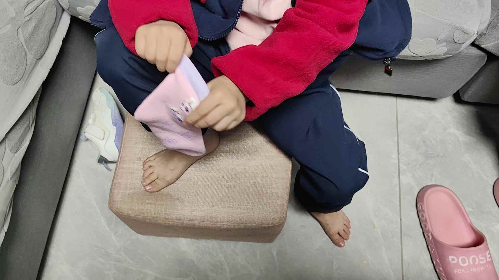 中B班徐子伊练习穿袜子