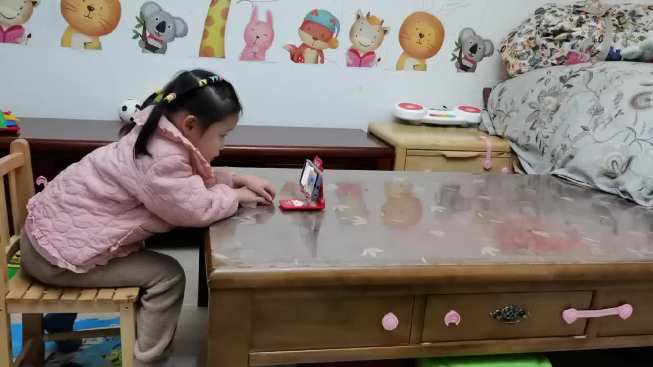 中B班11月19张芷萱观看英文绘本《事物的形状》