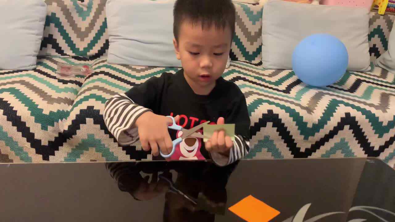 中B班杨育寒练习剪纸