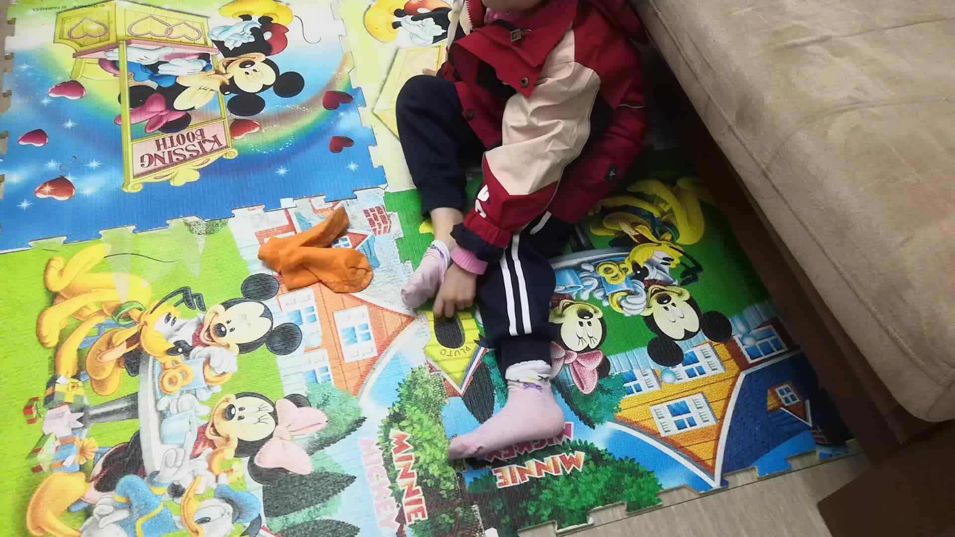 中B班11月13张芷萱穿脱袜子练习