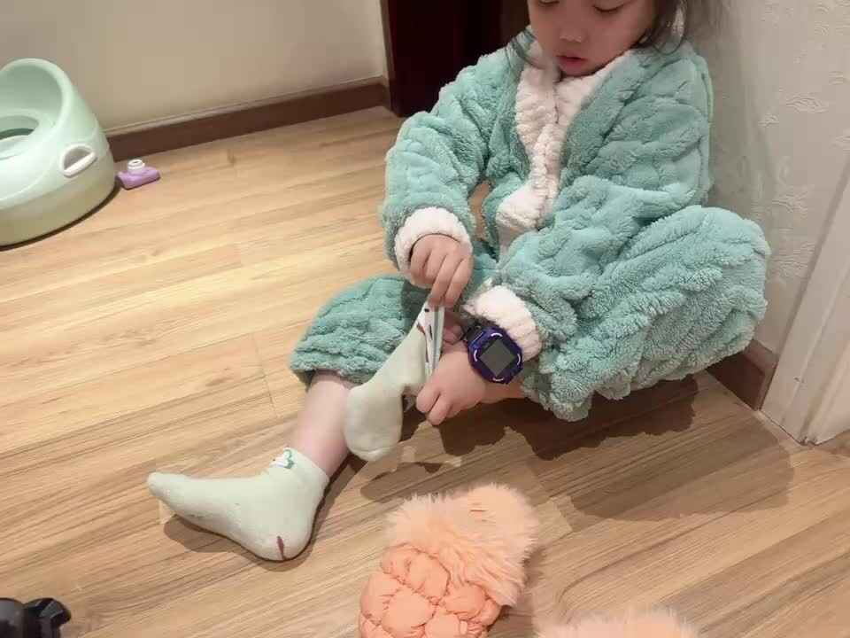 ⁣20231118中B舒琳芯自己穿袜子