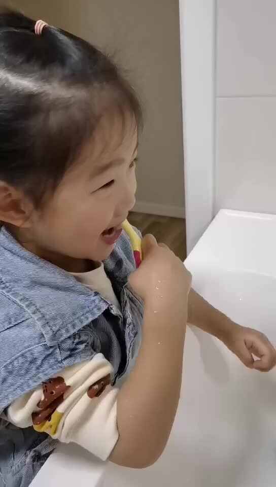 中 B 班宁汐言练习刷牙.mp4