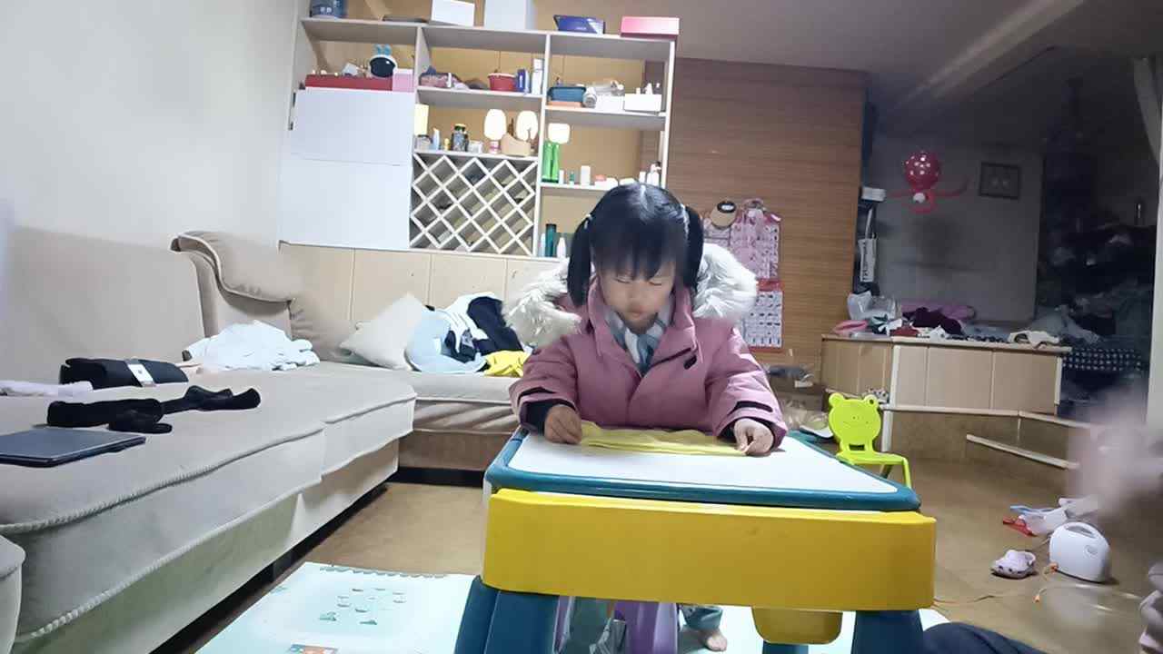 20231128中A于陈昱擦桌子.mp4