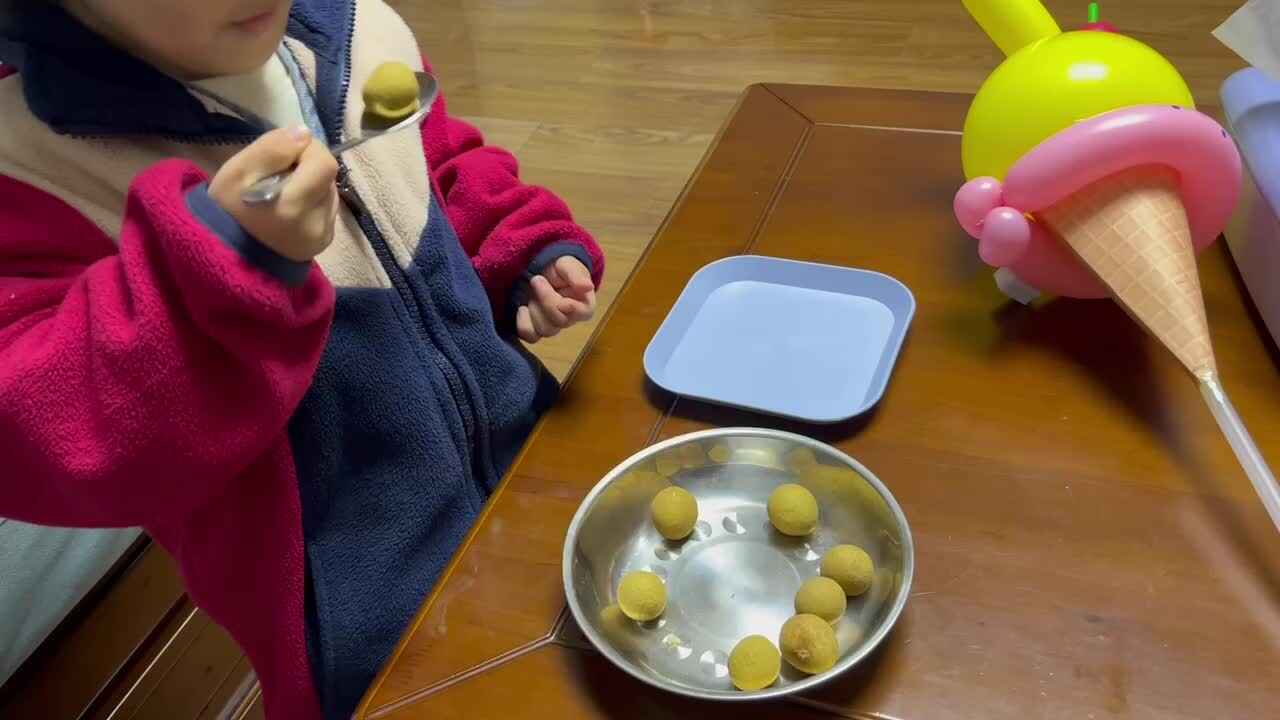中B班李茵琪练习使用勺子.MOV