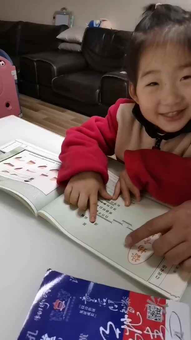 中 B 班宁汐言指读《苔》.mp4